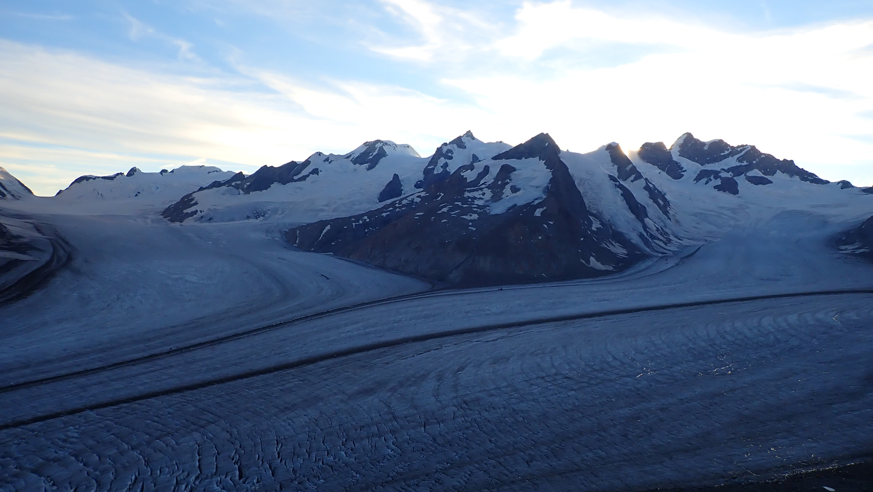 Atardecer desde el Refugio Konkordia, 2.850 mts. Abajo Konkordiaplatz en el Glaciar Aletsch y al fondo derecha el Jungfrau y a la izquierda el Grosser Aletschfirn con el HollandiaHütte y su collado al fondo.